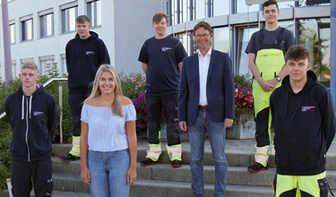 Gruppenfoto Auszubildende der Stadtwerke Unna mit Geschäftsführer Jürgen Schäpermeier